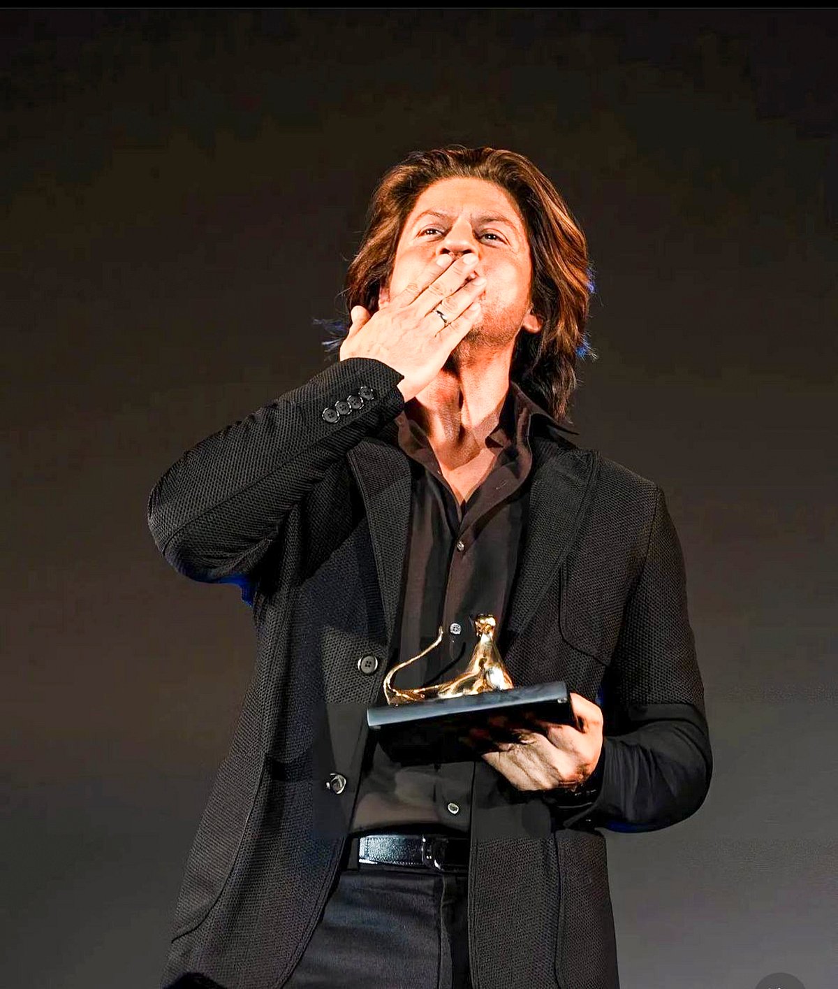 77-வது லோகார்னோ திரைப்பட விழா சுவிட்சர்லாந்தில் உள்ள லோகார்னோவில் நடைபெற்றது. இதில் நடிகர் ஷாருக்கானுக்கு 'வாழ்நாள் சாதனையாளர் விருது' வழங்கி கெளரவிப்பு.